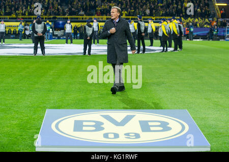 Dortmund, Germania. 1 novembre 2017. Hans-Joachim WATZKE (Vorsitzender Geschaeftsfuehrer DO), Walks ueber das Spielfeld, Fussball Champions League, Gruppenphase, Gruppe H, Borussia Dortmund (DO) - APOEL Nikosia (APOEL) 1:1, AM 01.11.2017 a Dortmund/Germania. |utilizzo del credito mondiale: dpa/Alamy Live News Foto Stock