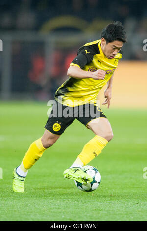 Dortmund, Germania. 1 novembre 2017. Shinji KAGAWA (DO), con palla, Einzelaktion con palla, Aktion, Fussball Champions League, Gruppenphase, gruppo H, Borussia Dortmund (DO) - APOEL Nikosia (APOEL) 1:1, AM 01.11.2017 a Dortmund/Germania. |utilizzo del credito mondiale: dpa/Alamy Live News Foto Stock