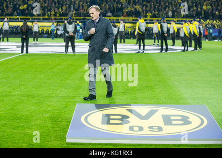 Dortmund, Germania. 1 novembre 2017. Hans-Joachim WATZKE (Vorsitzender Geschaeftsfuehrer DO), Walks ueber das Spielfeld, Fussball Champions League, Gruppenphase, Gruppe H, Borussia Dortmund (DO) - APOEL Nikosia (APOEL) 1:1, AM 01.11.2017 a Dortmund/Germania. |utilizzo del credito mondiale: dpa/Alamy Live News Foto Stock