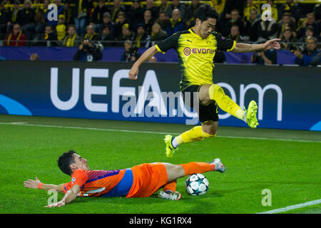 Dortmund, Germania. 1 novembre 2017. NESSUNA VENDITA IN GIAPPONE! Shinji KAGAWA, rechts, DO, Versus Praxitelis VOUROS (APOEL), Aktion, duelli, Gruppenphase, gruppo H, Borussia Dortmund (DO) - APOEL Nikosia (APOEL) 1:1, am 01.11.2017 a Dortmund/Germania. |utilizzo del credito mondiale: dpa/Alamy Live News Foto Stock