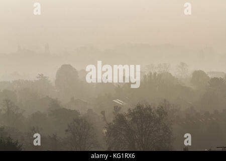 Londra, Regno Unito. 3 novembre, 2017. wimbledon engufed paesaggio in early morning mist credito: amer ghazzal/alamy live news Foto Stock