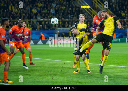 Dortmund, Germania. 1 novembre 2017. Oemer TOPRAK (Omer, DO) dirige il pallone auf das goal, Aktion, Kampf um den Ball, Fussball Champions League, Gruppenphase, gruppo H, Borussia Dortmund (DO) - APOEL Nikosia (APOEL), AM 01.11.2017 a Dortmund/Germania. |utilizzo del credito mondiale: dpa/Alamy Live News Foto Stock