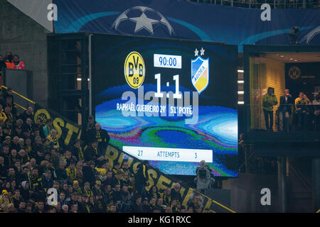 Dortmund, Germania. 1 novembre 2017. Spielstand auf der Anzeigetafel dopo neunzig Minuten, Spielende, Fussball Champions League, Gruppenphase, gruppo H, Borussia Dortmund (DO) - APOEL Nikosia (APOEL) 1:1, am 01.11.2017 a Dortmund/Germania. |utilizzo del credito mondiale: dpa/Alamy Live News Foto Stock