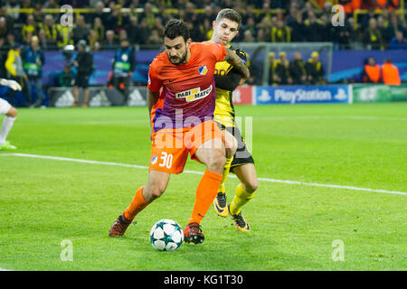 Dortmund, Germania. 1 novembre 2017. Giorgos MERKIS (li., APOEL) contro Christian PULISIC (DO), Aktion, duelli, Fussball Champions League, Gruppenphase, gruppo H, Borussia Dortmund (DO) - APOEL Nikosia (APOEL) 1:1, am 01.11.2017 a Dortmund/Germania. |utilizzo del credito mondiale: dpa/Alamy Live News Foto Stock