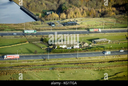 Una vista aerea della fattoria di Stott Hall vicino a Huddersfield nello Yorkshire, Che si trova nel mezzo della M62, come la fattoria è diventata l'ultima ad unirsi Yorkshire acque oltre la visione della natura che mira a trasformare il modo in cui le aziende agricole nella regione si collegano con la terra, l'acqua e la fauna selvatica intorno loro. Foto Stock