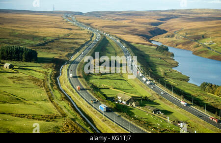 Una vista aerea della fattoria di Stott Hall vicino a Huddersfield nello Yorkshire, Che si trova nel mezzo della M62, come la fattoria è diventato l'ultimo ad unirsi Yorkshire Water's Beyond Nature vision, che mira a trasformare il modo in cui le aziende agricole della regione si collegano con la terra, l'acqua e la fauna selvatica intorno a loro. Foto Stock
