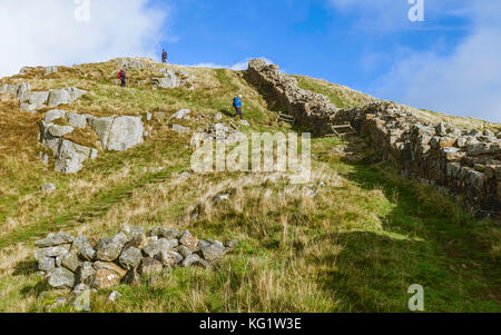 Ramblers piace camminare a fianco del vallo di Adriano e anche la campagna in una bella mattina di autunno. Foto Stock