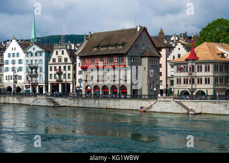 Zurigo, Schweiz : Zunfthäuser an der Limmat Limmatquai Zurigo Svizzera Foto Stock