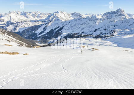 Coppia senior è escursioni con racchette da neve in inverno alpino montagne. La Baviera, Germania. Foto Stock