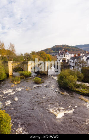 Il ponte Dee a Llangollen una delle sette meraviglie Del Galles costruito nel 16 ° secolo è il principale Punto di attraversamento sul fiume Dee o Afon Dyfrdwy Foto Stock