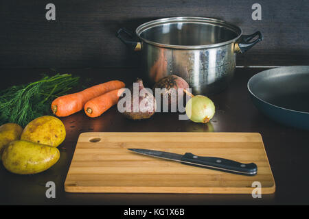 Gli ingredienti principali sono le verdure per borsch barbabietole, carote, patate, cipolle . vista dall'alto. laici piatta Foto Stock