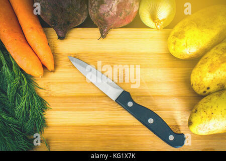 Gli ingredienti principali sono le verdure per borsch barbabietole, carote, patate, cipolle . vista dall'alto. laici piatta Foto Stock