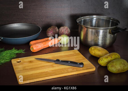 Gli ingredienti principali sono le verdure per borsch barbabietole, carote, patate, cipolle . vista dall'alto. laici piatta Foto Stock