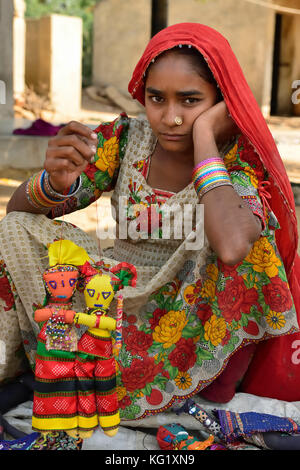 Bhuj, corse di kuch, India - 14 gennaio 2015: la donna tribale in abito tradizionale che vendono souvenir per i turisti nel villaggio etnico sul dese Foto Stock