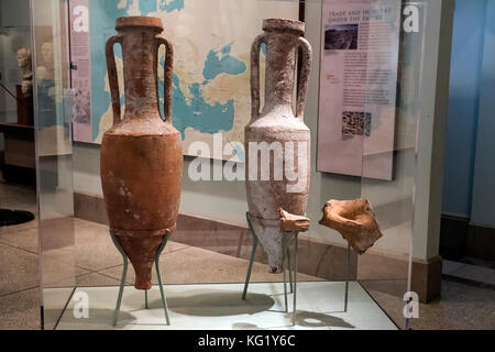 Anfore antiche per il vino, galleria del mondo romano, Museo di Archeologia e Antropologia dell'Università della Pennsylvania, Philadelphia, Pennsylvania, USA Foto Stock