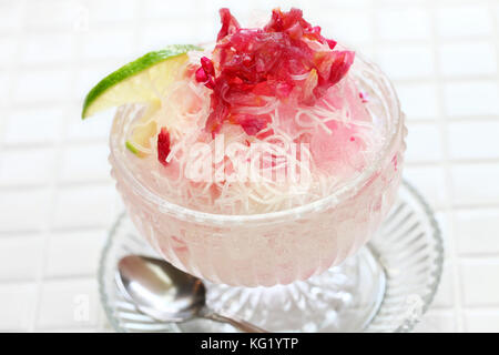 In casa faloodeh, tradizionale iraniano dessert freddo Foto Stock