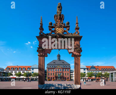 Hanau, Hessen, Germania : Marktbrunnen - Neustädter Rathaus - Gebrüder Grimm Nationaldenkmal Foto Stock