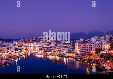 Agios Nikolaos,vista mozzafiato del famoso in tutto il mondo e cosmopolita località turistiche e una delle più pittoresche città di creta. Foto Stock