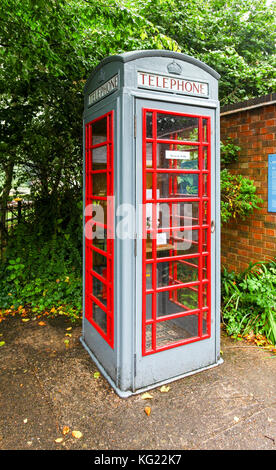 Un K6 casella telefono verniciato grigio a telefonica nazionale di raccolta Kiosk presso il Museo Avoncroft di edifici, Bromsgrove, Worcestershire, England, Regno Unito Foto Stock