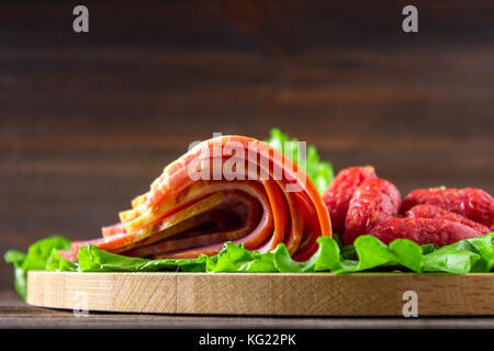 Un assortimento di prodotti a base di carne con prosciutto e salsicce. Foto Stock