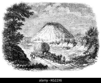 Una carretta da fieno rendendo il suo passato modo Silbury Hil, un preistorico artificiale tumulo di gesso nei pressi di Avebury nella contea inglese di Wiltshire. Esso è parte di Stonehenge e Avebury siti ed è stato costruito in diverse fasi tra c.2400-2300 BC. A 39,3 metri (129 ft) alta, è il più alto uomo preistorico-realizzato mound in Europa Foto Stock