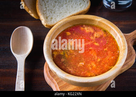 Tradizionale russo ucraino borscht vegetale sul vecchio sfondo di legno Foto Stock