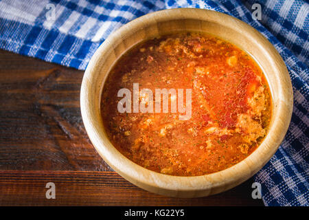 Tradizionale russo ucraino borscht vegetale sul vecchio sfondo di legno Foto Stock