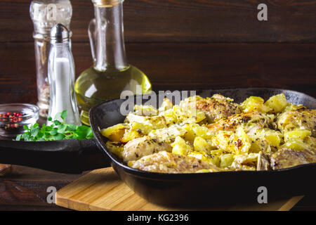Pollo arrosto gamba con patate con cumino e l'aglio. Foto Stock