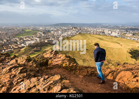 Camminando su Arthur's Seat, Edimburgo, Scozia, Regno Unito, Europa Foto Stock