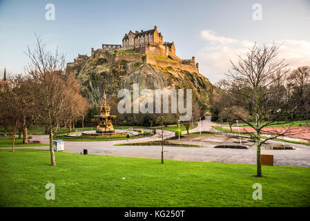 Castello di Edimburgo, patrimonio dell'umanità dell'UNESCO, visto dai Giardini di Princes Street al tramonto, Edimburgo, Scozia, Regno Unito, Europa Foto Stock
