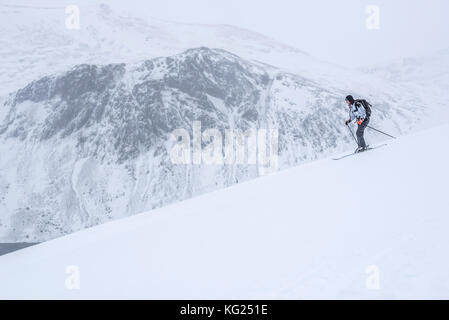 Sci alpinismo a loch avon sul fiume Avon, Cairngorms National Park, Scotland, Regno Unito, Europa Foto Stock