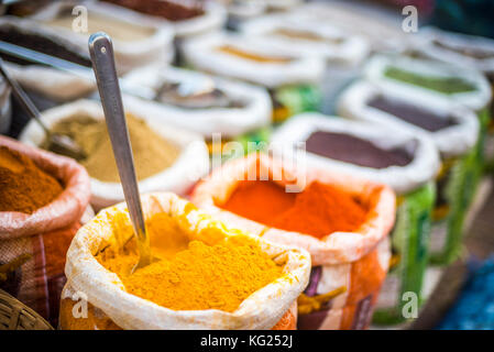 Le spezie per la vendita in mapusa Spice Market, Goa, India, Asia Foto Stock