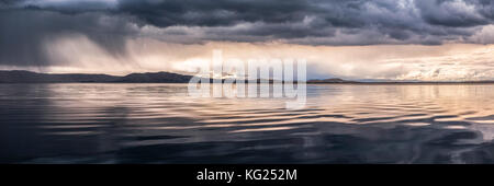 Tempesta drammatico nuvole sopra il lago Titicaca, Perù, Sud America Foto Stock