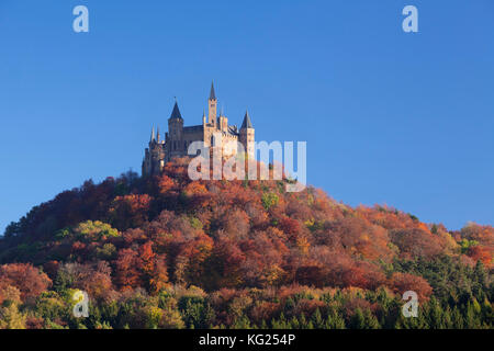 Castello di Hohenzollern in autunno, Alpi sveve, Baden-Wurttemberg, Germania, Europa Foto Stock