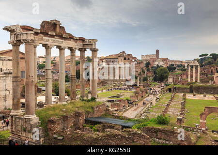 Rovine del foro Romano, vista sopraelevata dal Campidoglio, centro storico, Roma, sito patrimonio dell'umanità dell'UNESCO, Lazio, Italia, Europa Foto Stock