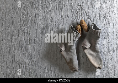 Immagine concettuale sul tema del Natale carità. Possibile slogan ' aiutare i poveri , forse Santa non venite a loro". Foto Stock