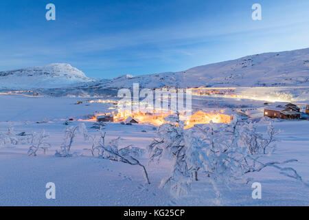 Villaggio illuminato di riksgransen al crepuscolo, abisko, kiruna comune, norrbotten county, Lapponia, Svezia, Scandinavia, Europa Foto Stock