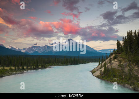 Sunrise e montagne, Saskatchewan attraversamento fluviale, il parco nazionale di Banff, sito patrimonio mondiale dell'unesco, Alberta, montagne rocciose, Canada, America del nord Foto Stock