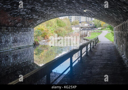 Mattone antico ponte sul ramo di Digbeth Canal e alzaia da Birmingham City Universtity in Curzon Street, Birmingham Foto Stock