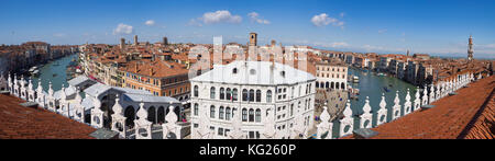 Vista panoramica del Canal grande dalla terrazza del Fondaco dei tedeschi, Venezia, sito patrimonio dell'umanità dell'UNESCO, Veneto, Italia, Europa Foto Stock