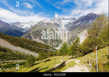 Charles kuonen ponte di sospensione, la più lunga del mondo per i pedoni a 494m sul sentiero europaweg, randa, Zermatt, Vallese, alpi svizzere, Svizzera Foto Stock