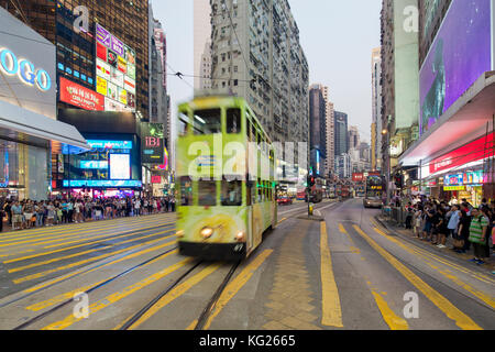 Pedoni e traffico in una strada trafficata che attraversa Causeway Bay, Hong Kong Island, Hong Kong, Cina, Asia Foto Stock