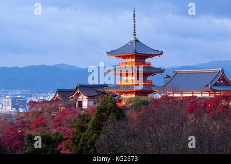 Tempio Kiyomizu-dera, sito patrimonio dell'umanità dell'UNESCO, Kyoto, Honshu, Giappone, Asia Foto Stock