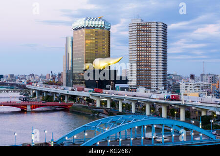 Architettura moderna lungo il fiume Sumida, Tokyo, Giappone, Asia Foto Stock