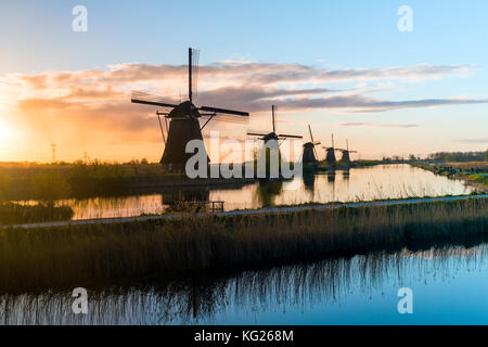 Mulini a vento, Kinderdijk, Sito Patrimonio Mondiale dell'UNESCO, Paesi Bassi, Europa Foto Stock