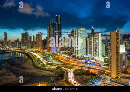 Skyline della città illuminata al crepuscolo, Panama City, Panama America centrale