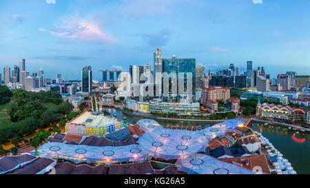 Skyline della città e ristoranti lungo il fiume presso il quartiere dei divertimenti di Clarke Quay, Singapore, Sud-est asiatico, Asia Foto Stock