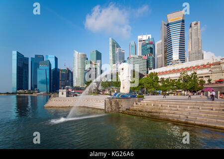 La statua Merlion con lo skyline della città in background, Marina Bay, Singapore, Sud-est asiatico, in Asia Foto Stock