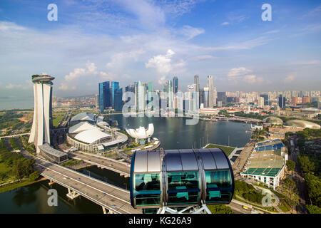 Vista dello skyline del centro di Singapore e di Marina Bay, Singapore, Sud-est asiatico, Asia Foto Stock