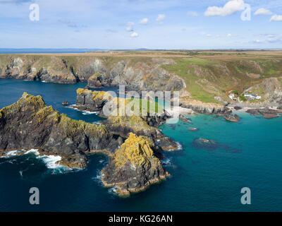 Coste rocciose e spiagge a Kynance Cove, la lucertola, Cornwall, England, Regno Unito, Europa Foto Stock